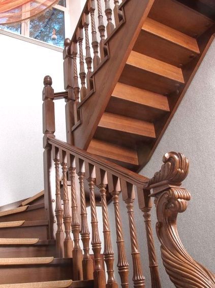 Деревянная лестница с резьбой